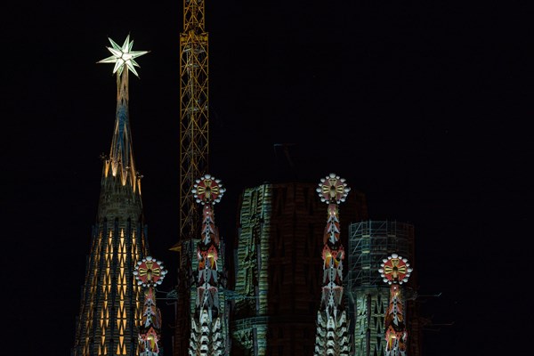 Barcelona, Spain, 8, December, 2021.Ignition of Star of the tower of the Virgin Mary in the Sagrada Familia.Credit: Joan Gosa/Alamy Live News