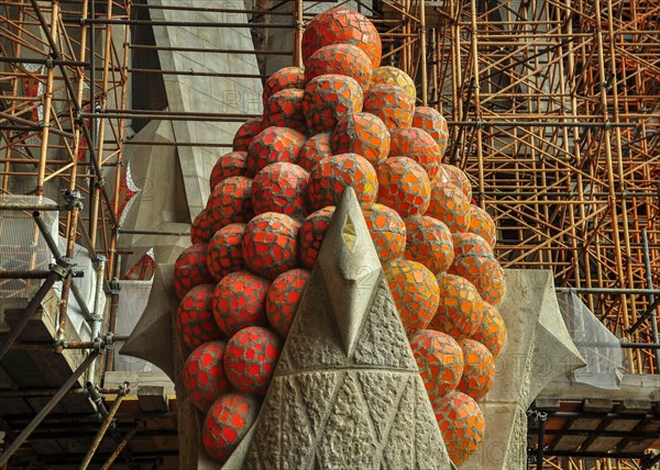 Pinnacle with a basket of autumn fruits, next to the Passion Façade of the Sagrada Familia (Barcelona, Catalonia, Spain)
ESP: Cesta de frutos de otoño