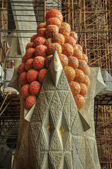 Pinnacle with a basket of autumn fruits, next to the Passion Façade of the Sagrada Familia (Barcelona, Catalonia, Spain)
ESP: Cesta de frutos de otoño