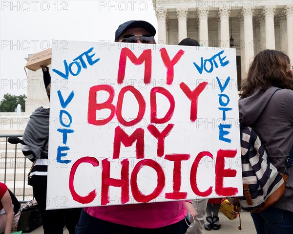 Woman with a sign saying ''My body my choice''