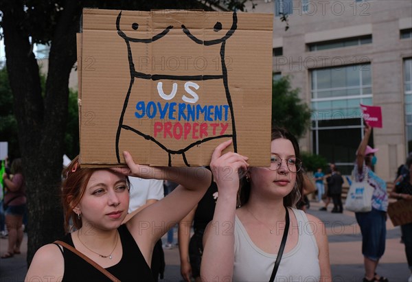 May 3, 2022, Tucson, Arizona, U.S: Around a thousand Pro Choice abortion rights demonstrators hold rally outside the Federal Courthouse in Tucson. They came out to protest after a leaked draft majority opinion from the Supreme Court  showed that Roe Vs Wade will be overturned severely limiting or in some States eliminating the right to an abortion. Abortion in the United States has been legal for over 50 years since the landmark court decision guaranteeing access to safe abortions . In the past few years State legislatures have been chiping away at abortion rights. Now with the conservative Su