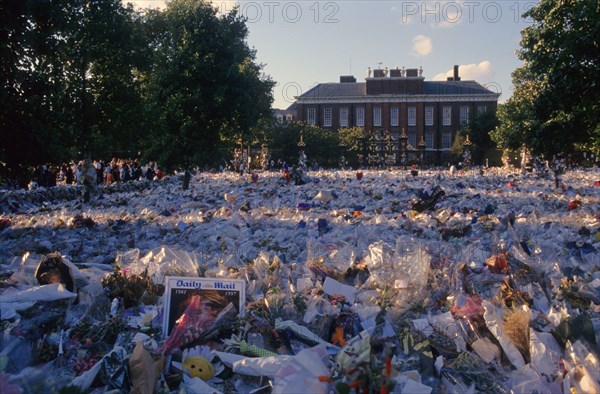Princess Diana Flowers outside Kensington Palace after her death in August 1997