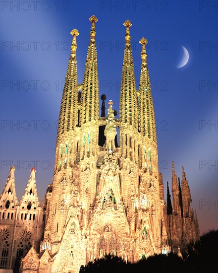 ES - BARCELONA: Temple de la Sagrada Familia by night