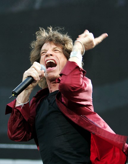 Mick Jagger of the Rolling Stones performs during a concert of the 'A Bigger Bang' Tour in Cologne, Germany, 23 July 2006. Photo: Rolf Vennenbernd