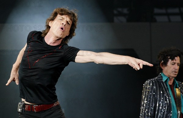 Mick Jagger (L) of British living legends the Rolling Stones dances on stage with Keith Richards (R) at the Commerzbank Arena stadium of Frankfurt, Germany, 13 June 2007. The show of the 'A Bigger Bang' tour was not quite sold out, many tickets were distributed for free. Photo: Frank Rumpenhorst