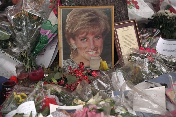 Mourners show their respects to Diana Princess of Wales in Kensington Palace Gardens 1997