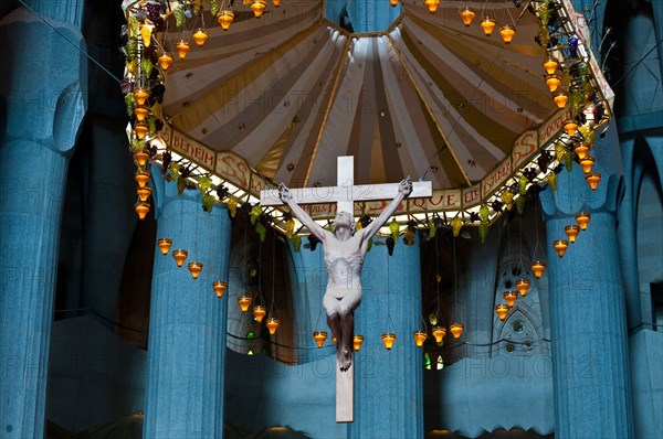 Altar with sculpture of Jesus on cross, Sagrada Familia interior, Barcelona, Catalonia, Spain