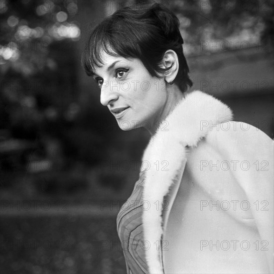 Französische Chansonsängerin und Komponistin Barbara, Deutschland 1960er Jahre. French chanson singer and composer Barbara, Germany 1960s.