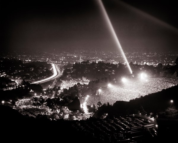 1960s HOLLYWOOD BOWL WITH SEARCH LIGHT FANFARE PREMIER LOS ANGELES CALIFORNIA USA - r5840 GRA001 HARS PERFORMING ARTS WIDE ANGLE BEAM HIGH ANGLE EXCITEMENT TRAVEL USA CA WEST COAST CONCEPTUAL FREEWAY STYLISH PREMIER ILLUMINATED NIGHTTIME RESORTS BLACK AND WHITE LOS ANGELES OLD FASHIONED