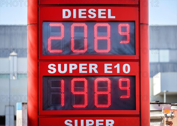 Record prices for gasoline and diesel, gas station, Muelheim, North Rhine-Westphalia, Germany, Europe