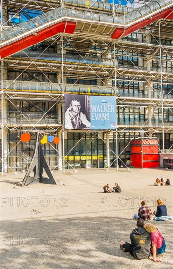 couples in font of centre georges pompidou