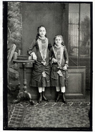 1881 :  the future Sainte Mother Thérèse of Lisieux ( born Marie Françoise Thérèse Martin - Alençon 1873 - Lisieux 1897 ) at right in a photograph with her older sister Céline Martin ( after Mother Généviéve du Sacre Visage ) - Madre TERESA di LISIEUX del Bambino Gesù e del Volto Santo - PERSONALITA' DA BAMBINI - PERSONALITY CHILD - SANTA - SAINT - SANTO - SAINTE - CATHOLIC RELIGION - RELIGIONE CATTOLICA - ritratto - portrait - suora di clausura - nun of cloister ----  Archivio GBB