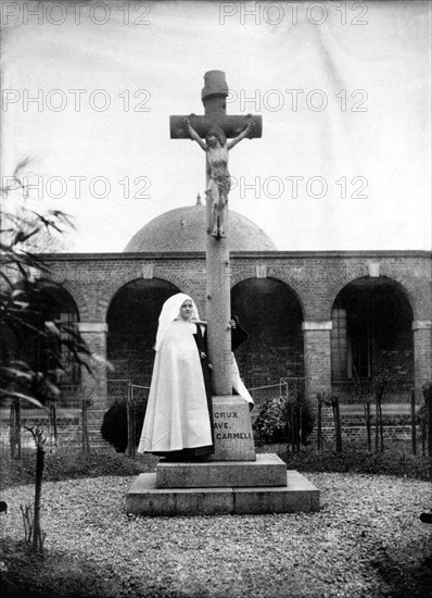 1889 , january , Lisieux , France : Saint Mother Thérèse of Lisieux ( Marie Françoise Thérèse Martin - Alençon 1873 - Lisieux 1897 ) , Sainte from 1925 - Santa  Madre TERESA di LISIEUX del Bambino Gesù e del Volto Santo , Santa canonizzata nel 1925 - portrait - ritratto - RELIGIONE CATTOLICA - CATHOLIC RELIGION - Santo - suora di clausura - nun of cloister - croce - cross - chiostro - convento ---- Archivio GBB