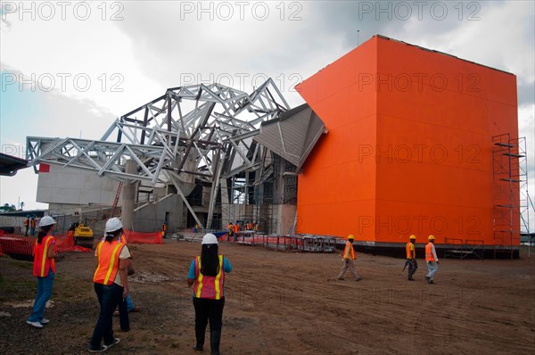 BIOMUSEO CONSTRUCTION (Edificio Puente de Vida).The Bridge "Puente de Vida" which is being designed by a leading architectural firms in the world - Frank O. Gehry & Associates - will be a new icon for Panama. Furthermore, it will be a stunning building, very different from any other structure that visitors have seen..Photography by Aaron Sosa.Panama City, Panama 2011.(Copyright © Aaron Sosa)