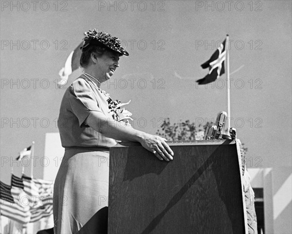 1930s FIRST LADY ELEANOR ROOSEVELT STANDING AT A PODIUM AT THE NEW YORK WORLD'S FAIR PUBLIC SPEAKING