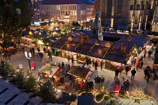 CHRISTMAS MARKET, SCHILLERPLATZ SQUARE, STUTTGART, BADEN-WUERTTEMBERG, GERMANY