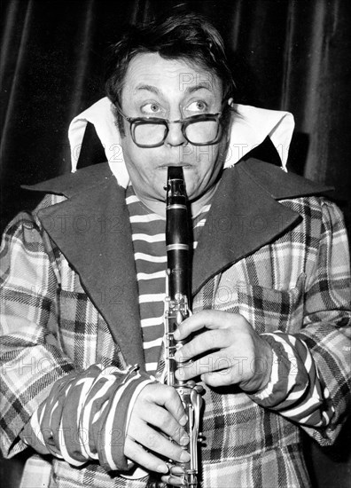 Comedian Raymond Devos plays a clarinet