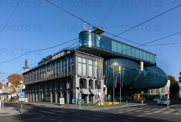 Graz: Iron House (left) and Kunsthaus ( Graz Art Museum), Austria, Steiermark, Styria, Region Graz