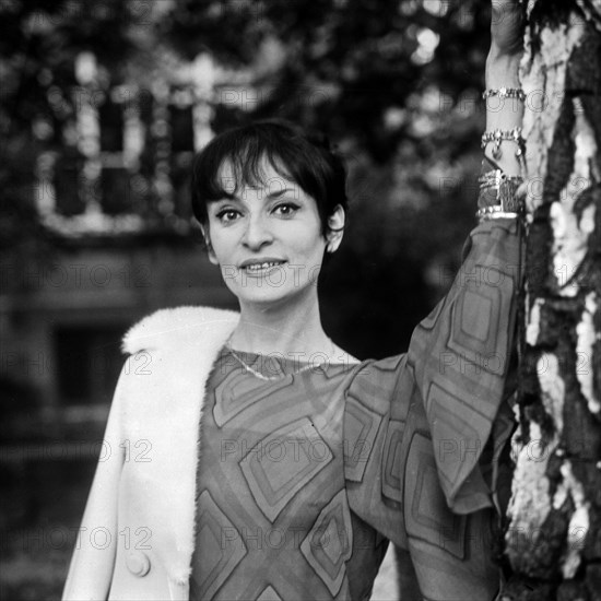 Französische Chansonsängerin und Komponistin Barbara, Deutschland 1960er Jahre. French chanson singer and composer Barbara, Germany 1960s.