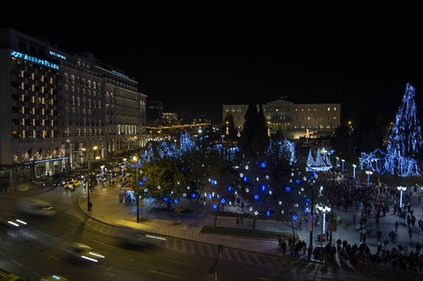 Athens, Greece. 9th Dec, 2016. Athenians gather at Syntagma square, just across the parliament, to watch the lighting of the municipality's Christmas Boat, an old Greek tradition. Credit:  Nikolas Georgiou/ZUMA Wire/Alamy Live News
