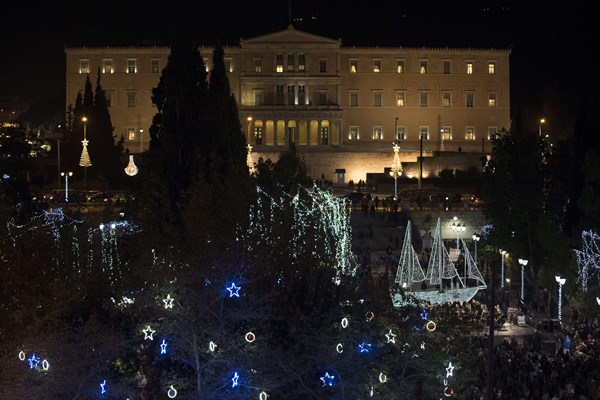 Athens, Greece. 9th Dec, 2016. Athenians gather at Syntagma square, just across the parliament, to watch the lighting of the municipality's Christmas Boat, an old Greek tradition. Credit:  Nikolas Georgiou/ZUMA Wire/Alamy Live News
