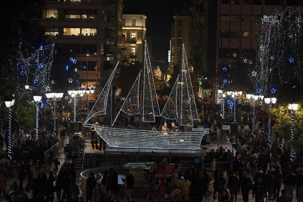 Athens, Greece. 9th Dec, 2016. Athenians gather at Syntagma square, just across the parliament, to watch the lighting of the municipality's Christmas Boat, an old Greek tradition. Credit:  Nikolas Georgiou/ZUMA Wire/Alamy Live News