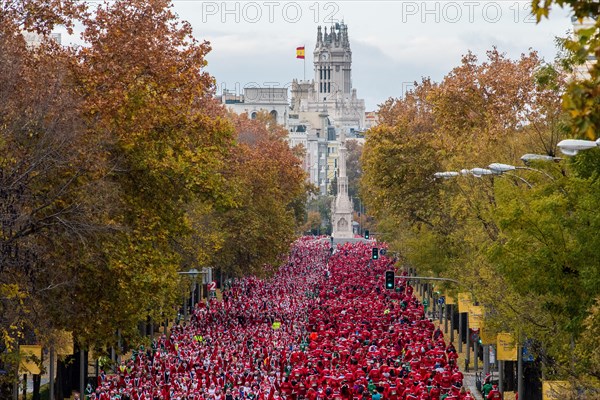 Madrid, Spain. 10th Dec, 2017. Thousands of people dressed like Santas participate in the annual Santa Claus run in Madrid, Spain. Credit: Marcos del Mazo/Alamy Live News
