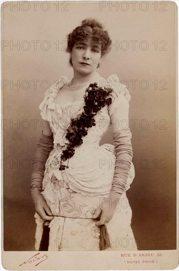 1882 , PARIS , FRANCE : The french most celebrated theatre actress SARAH BERNHARDT ( 1844 - 1923 ) in FEDORA by VICTORIEN SARDOU , portrait by NADAR ,