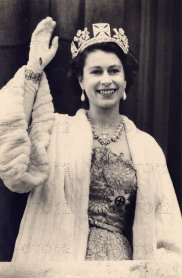 1953, 2 june , Buckingham Palace , London , England  : The  coronation day of Queen ELIZABETH  II of England ( born 1926 ).  - REALI - ROYALTY - nobili -  nobilt+á  - nobility - GRAND BRETAGNA - GREAT BRITAIN - INGHILTERRA - REGINA - WINDSOR - House of Saxe-Coburg-Gotha - SMILE - SORRISO - fur - pelliccia - necklace - ermellino - ermine - crown - corona - collana - bijoux - gioiello - gioielli - jewels - jewellery - ROYAL FAMILY - FAMIGLIA REALE - Incoronazione - diamante - diamanti - diamands - fur - pelliccia - gloves - guanti - guanto ---- ARCHIVIO GBB
