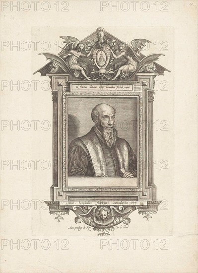 Portrait of Michel de l'Hospital. The portrait is caught in the architectural picture frame of an aedicula. At the top of the coat of arms of the portrayed, flanked by two angels. In the context of a caption in Latin.