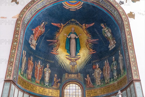 The central apse depicts the Virgin with Gregory VII, Archbishop Alfano I and Roberto il Guiscardo flanked by his wife in the act of donating the cath