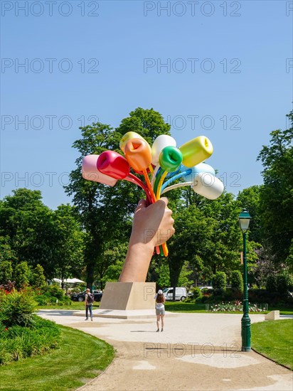 Bouquet of Tulips by Jeff Koons, dedicated to the friendship between France and the U.S., and to the victims of terrorist attacks, Paris, FR.