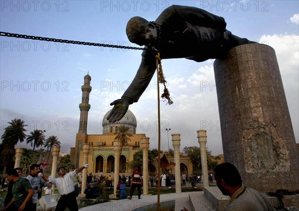 Saddam s statue April 2003 9 4 03 Baghdad American Marines having reached the city centre pull down Saddam s statue Mike Moore