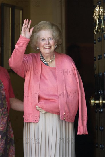 File pics: Belgravia, London, UK. Baroness Thatcher dies, aged 87
Picture shows an archive photograph of Baroness Thatcher returning home from hospital after breaking her arm back in 2009 to greet the press on the doorstep of her London home.28.06.2009
Photo:Jeff Gilbert/Alamy Live News