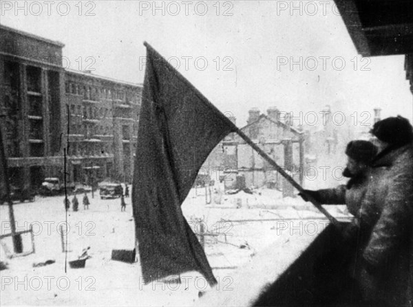 BATTLE OF STALINGRAD  August 1942-February 1943) Soviet soldiers holding the Red Flag over captured area of the city