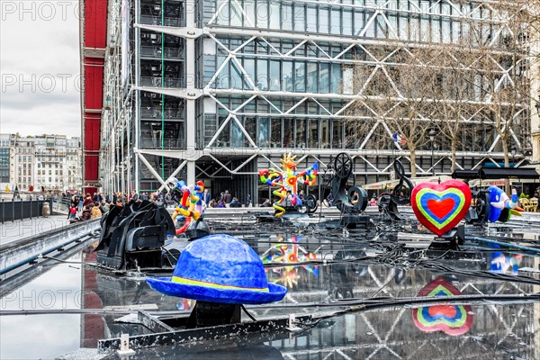 Stravinsky fountain moving and spraying water with 16 colourful works of sculpture by artists Niki Saint Phalle & Jean Tinguely