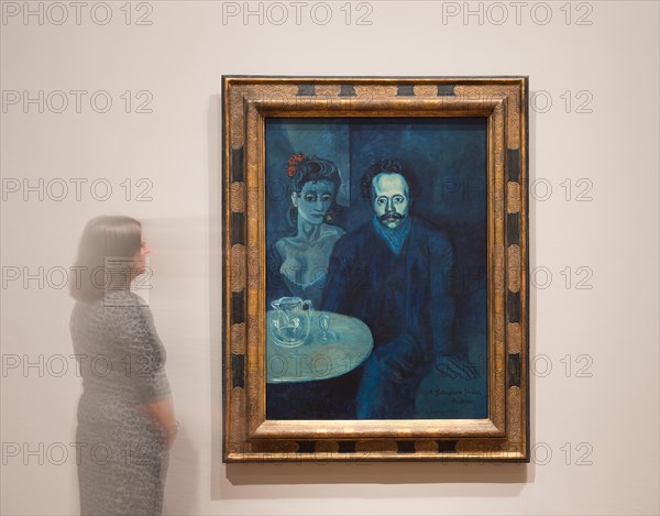 National Portrait Gallery, London, UK. 5th October, 2016. Photocall for Picasso Portraits, a major exhibition opening at the National Portrait Gallery on Thursday 6 October 2016. The only blue period painting in the exhibition is Portrait of Sebastia Junior i Vidal, Oil on Canvas, 1903. This portrait is on loan to this exhibition until Sunday 6 November 2016. Los Angeles County Museum of Art, David E. Bright Bequest. Posed with a member of gallery staff. Credit:  artsimages/Alamy Live News