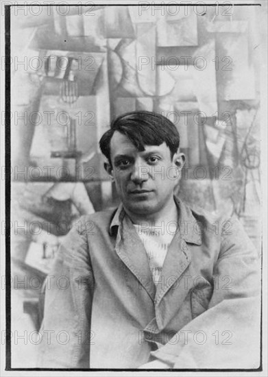 . English: Portrait photograph of Pablo Picasso, in front of his painting The Aficionado (Kunstmuseum Basel) at Villa les Clochettes, Sorgues, France, summer 1912 Français : Pablo Picasso devant la peinture L'Aficionado (Kunstmuseum, Bâle) à la Villa les Clochettes, Sorgues, en été 1912 . Summer 1912 1152 Pablo Picasso, summer 1912