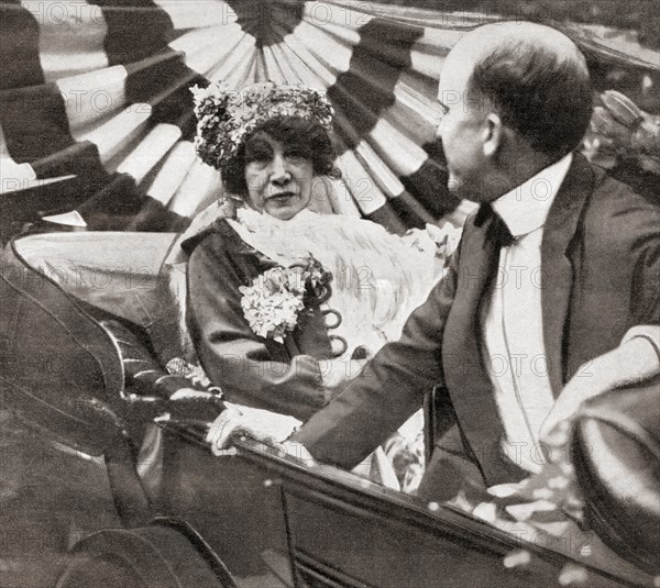 Sarah Bernhardt in Prospect Park, Brooklyn, New York, 1917.  Sarah Bernhardt born Henriette-Rosine Bernard, 1844 – 1923.  French stage actress.  From La Esfera, published 1921.