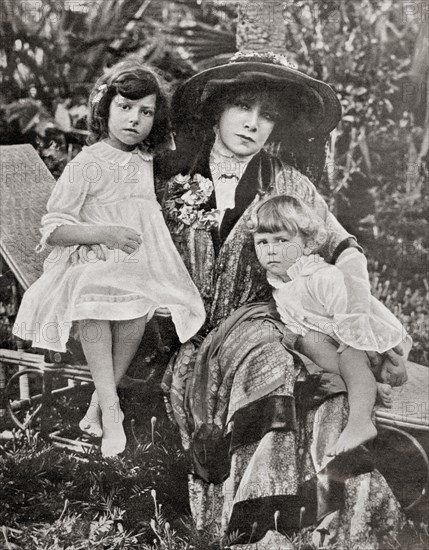 Sarah Bernhardt with her great grandchildren, the children of Mrs. Gross, Maurice Bernhardt's daughter.  Sarah Bernhardt born Henriette-Rosine Bernard, 1844 – 1923.  French stage actress.  From La Esfera, published 1921.