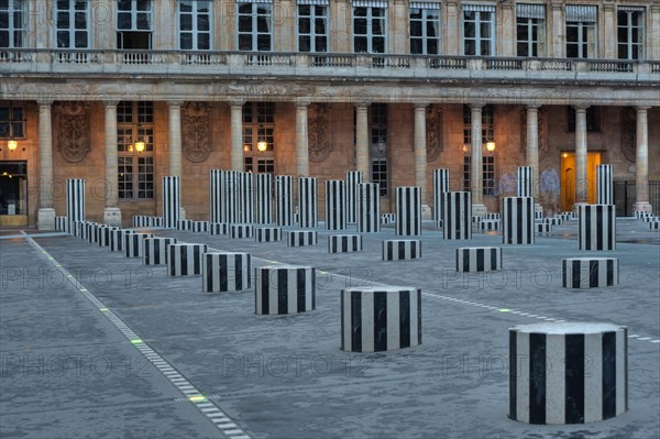 Paris, Palais Royal, Brunnenskulptur Les Deux Plateaus von Daniel Buren 1985 - Paris, Palais Royal, Fountain Les Deux Plateaus by Daniel Buren 1985