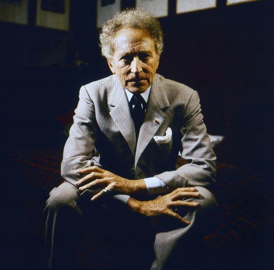 Jean Cocteau,  französischer Schriftsteller, Regisseur und Maler, in seinem Atelier in Paris, Frankreich um 1960. French author, director and painter Jean Cocteau at his studio n Paris, France around 1960.