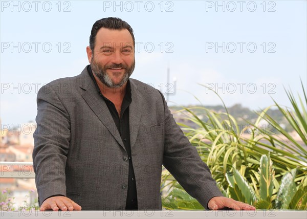 Cannes, France. 27th May, 2022. Denis Ménochet at the As Bestas photo call at the 75th Cannes Film Festival. Credit: Doreen Kennedy/Alamy Live News.