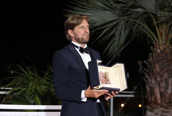 Cannes, France. 28th May, 2022. Director Ruben Ostlund with the Palme d'Or Award for Triangle of Sadness at the Palme d’Or winner photo call at the 75th Cannes Film Festival. Credit: Doreen Kennedy/Alamy Live News.