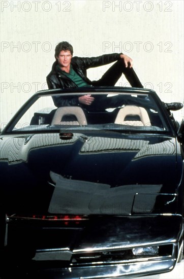 David Hasselhoff als Michael Knight auf seinem künstlich intelligenten und sprechenden Auto K.I.T.T *** Local Caption *** 1982  David Hasselhoff as Michael Knight and his artificial intelligent and speaking car K.I.T.T, 1980er, 1980s, Auto, Fernsehen, KItt, Knight Rider, Science Fiction, Television, US Series, car, Knight Rider