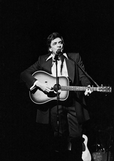 Johnny Cash, amerikanischer Country Sänger und Songschreiber, bei einem Konzert in Hamburg, Deutschland um 1981. American country singer and song writer Johnny Cash performing at Hamburg, Germany, around 1981.