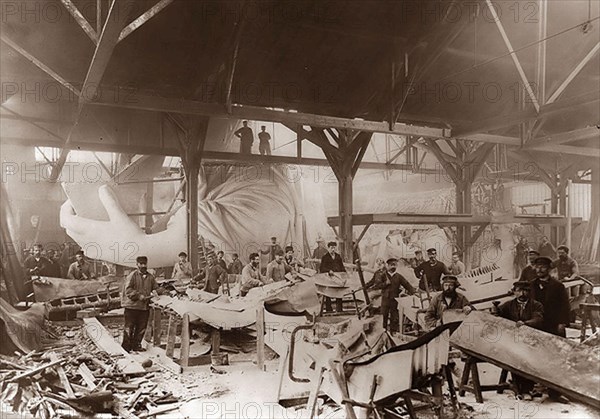 La construction de la statue de la liberté en 1884.