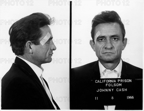 1966 , 8 november , USA :  Mugshot of rock'n roll singer and composer JOHNNY CASH ( 1932 - 2003 ), taken at Folsom Prison , California , the first time he performed there, apparently taken as a joke with the guards . - FOTO SEGNALETICA - portrait - ritratto - cerotto - scherzo - fun - funny --- Archivio GBB