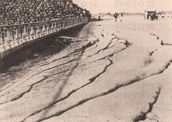 Japan Earthquake 1923: Fissures on the "Gaisen" Road in front of the imperial palace. (Right side)