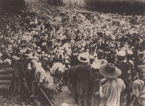 Japan Earthquake 1923: Crowds of refugees fleeing from the arena of the holocaust, driven by the furious flames marching behind them